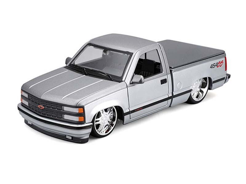 PRE-ORDER 1993 Chevrolet 454 SS Pickup Custom – Silver w/ Grey Two Tone (Maisto Design) Diecast 1:24 Scale Model - Maisto 32550SIL