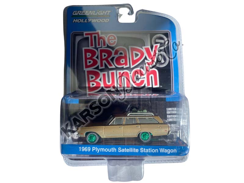 CHASE 1969 Plymouth Satellite Station Wagon w/ Camping Equipment- The Brady Bunch (Hollywood Series 39) Diecast 1:64 Scale Model - Greenlight 44990A