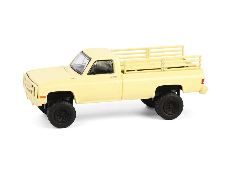 PRE-ORDER 1986 Chevrolet M1008 - Desert Tan (Battalion 64 Series 5) Diecast 1:64 Scale Model - Greenlight 61050F